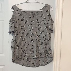 Open sleeved grey shirt